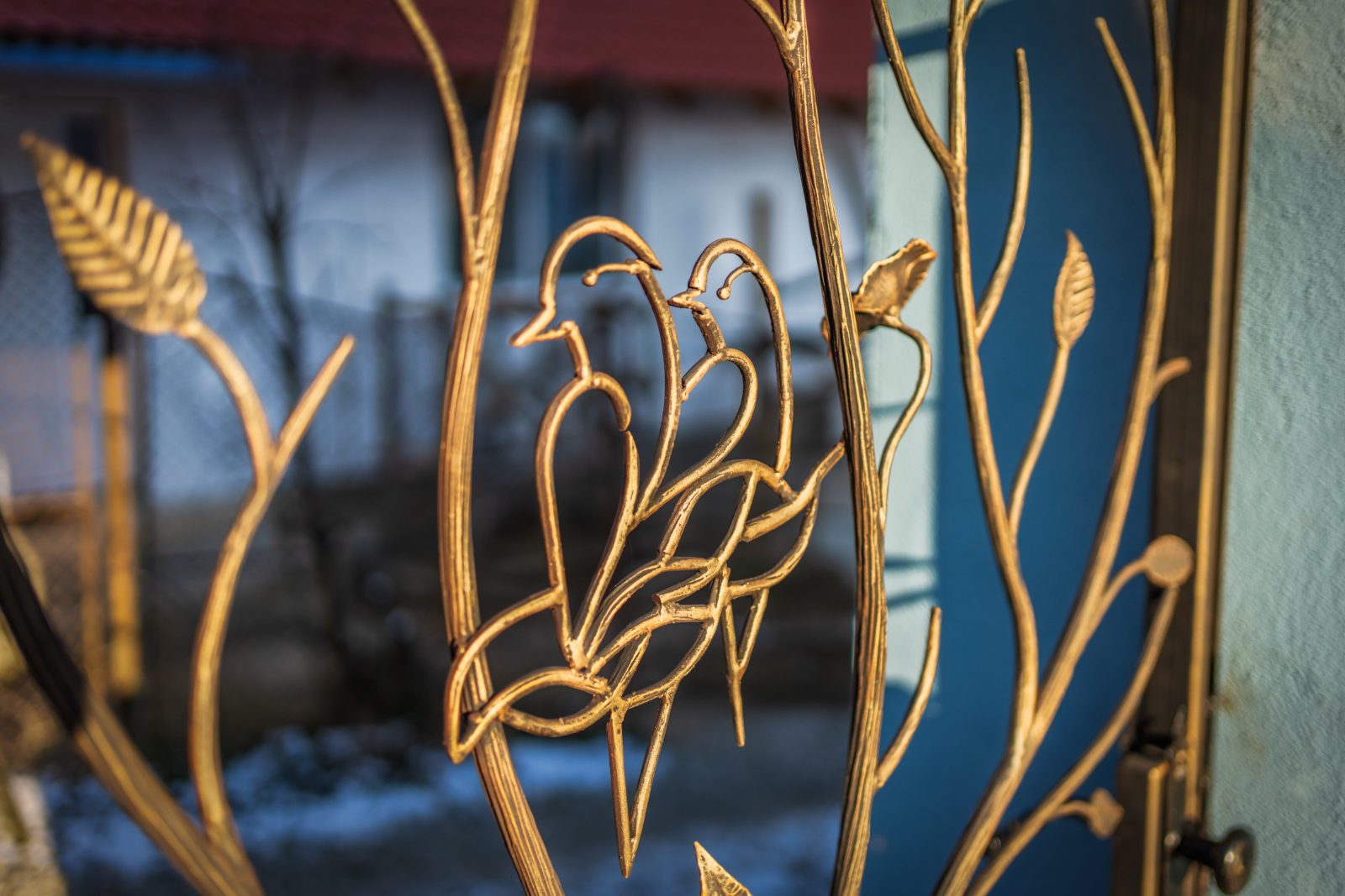 The hand-forged lovebird gate of the Nest